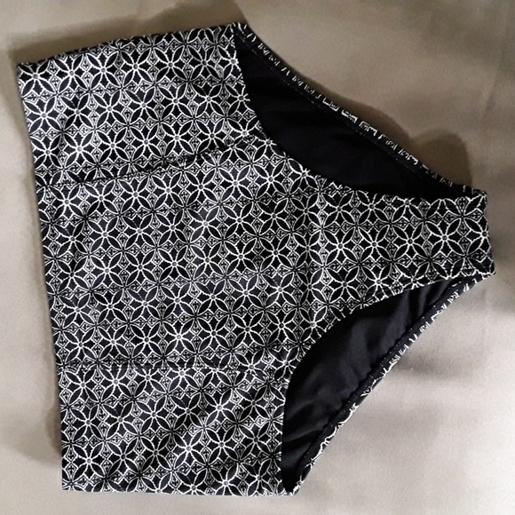 OLD NAVY BATHING SUIT BOTTOM  SIZE M - Picture 1 of 3